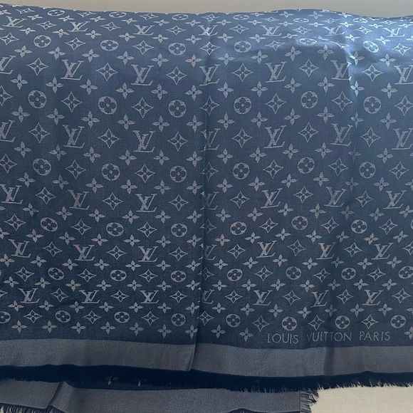 100% Authentic Louis Vuitton Monogram Shine Scarf - Picture 2 of 9